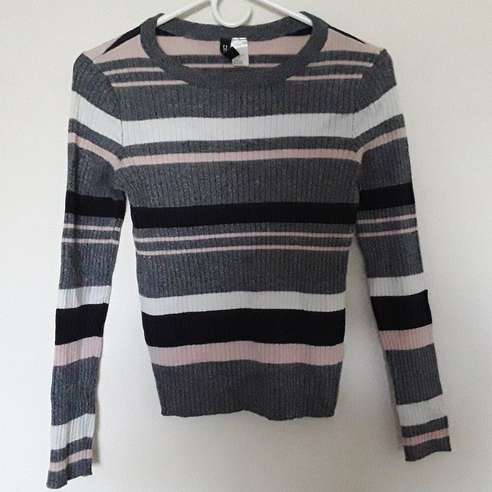 H&M Divided Womens Size Small Beautiful Long Sleeve Sweater